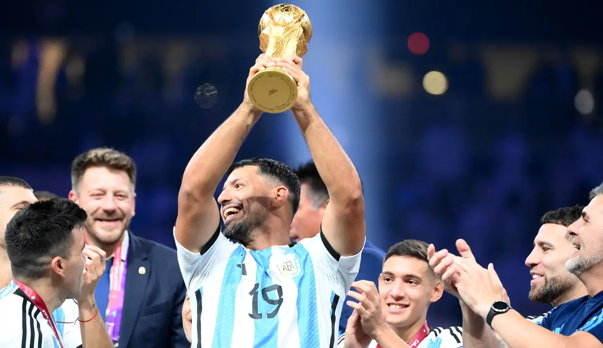 Aguero yang turut mengenakan jersey Timnas Argentina itu ikut selebrasi. Bahkan mantan pemain Manchester City itu sempat mengangkat serta mencium trofi Piala Dunia. (AFP/Franck Fife)