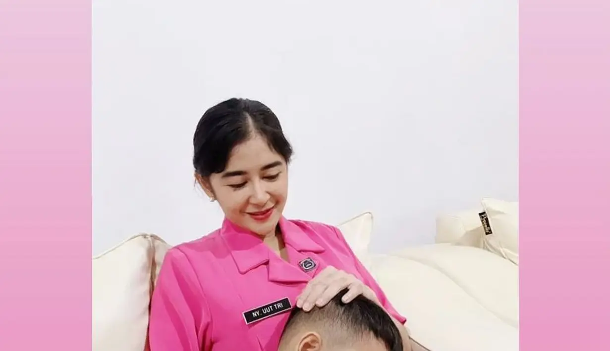 Uut Permatasari, tak meninggalkan tugasnya sebagai ketua bhayangkari meski kala itu ia tengah hamil anak kedua. Sang putra sulung pun menemani ibunya saat memeriksakan kandungan. (Foto: Instagram/@uutpermatasari)