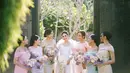 Dalam wedding finale pernikahan Jessica Mila, para bridesmaid tampil klasik dengan gaun panjang off-the-shoulder warna-warni pastel. [Foto: Instagram @jscmila]