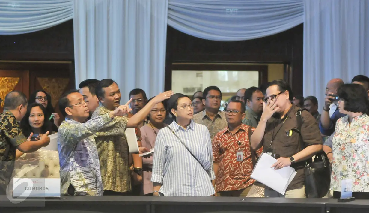 Menteri Luar Negeri Retno LP Marsudi ditemani oleh Menteri Sekretaris Negara Pratikno saat meninjau venue IORA ke-20 di JCC, Jakarta, Sabtu (4/3). Indonesia akan menjadi tuan rumah KTT IORA di Jakarta pada 5-7 Maret 2017. (Liputan6.com/Yoppy Renato)
