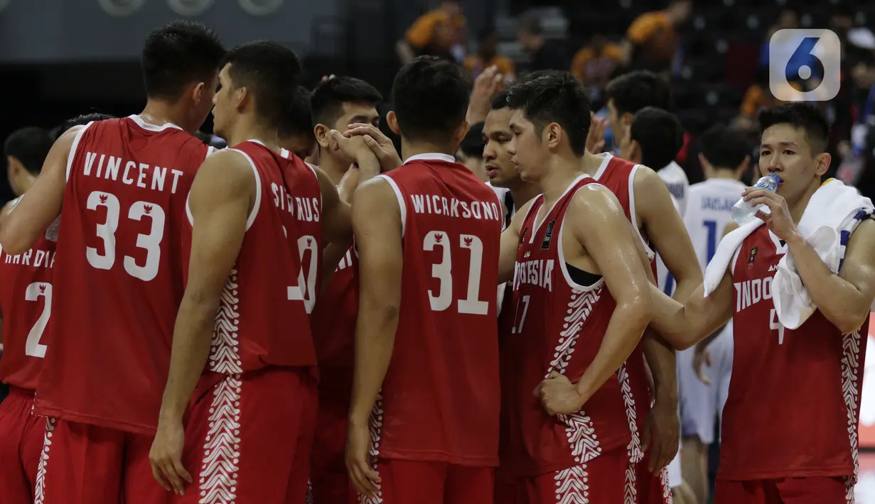 Para pebasket Indonesia saat melawan Thailand pada SEA Games 2019 di Mall Of Asia Arena, Manila, Filipina, Rabu (4/12/2019). Indonesia kalah 76-98 dari Thailand. (Bola.com/M Iqbal Ichsan)