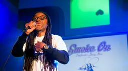 Rapper DJ Busy Bee menghibur anggota Gereja Ganja Internasional selama perayaan Hari Ganja Sedunia atau lebih dikenal dengan 4/20 di Denver, Colorado, AS, Jumat (20/4). Para anggota menyebut diri mereka sebagai Elevasionis. (AFP PHOTO/Jason Connolly)