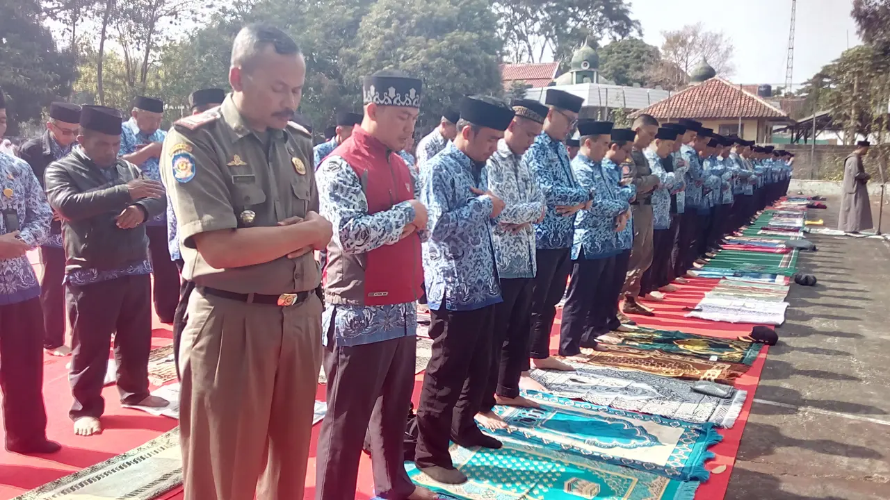 Ratusan PNS Pemda Garut menggelar shalat sunat istisqo atau meminta hujan