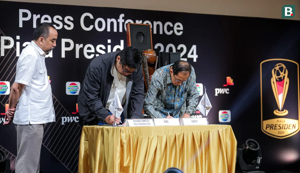 <p>Ketua Steering Committee (SC) Piala Presiden 2024, Maruarar Sirait (tengah) menandatangani dokumen perjanjian kerjasama bersama pihak PricewaterhouseCoopers dalam konferensi pers yang berlangsung di SCTV Tower, Senayan, Jakarta, Senin (15/07/2024). (Bola.com/Bagaskara Lazuardi)</p>