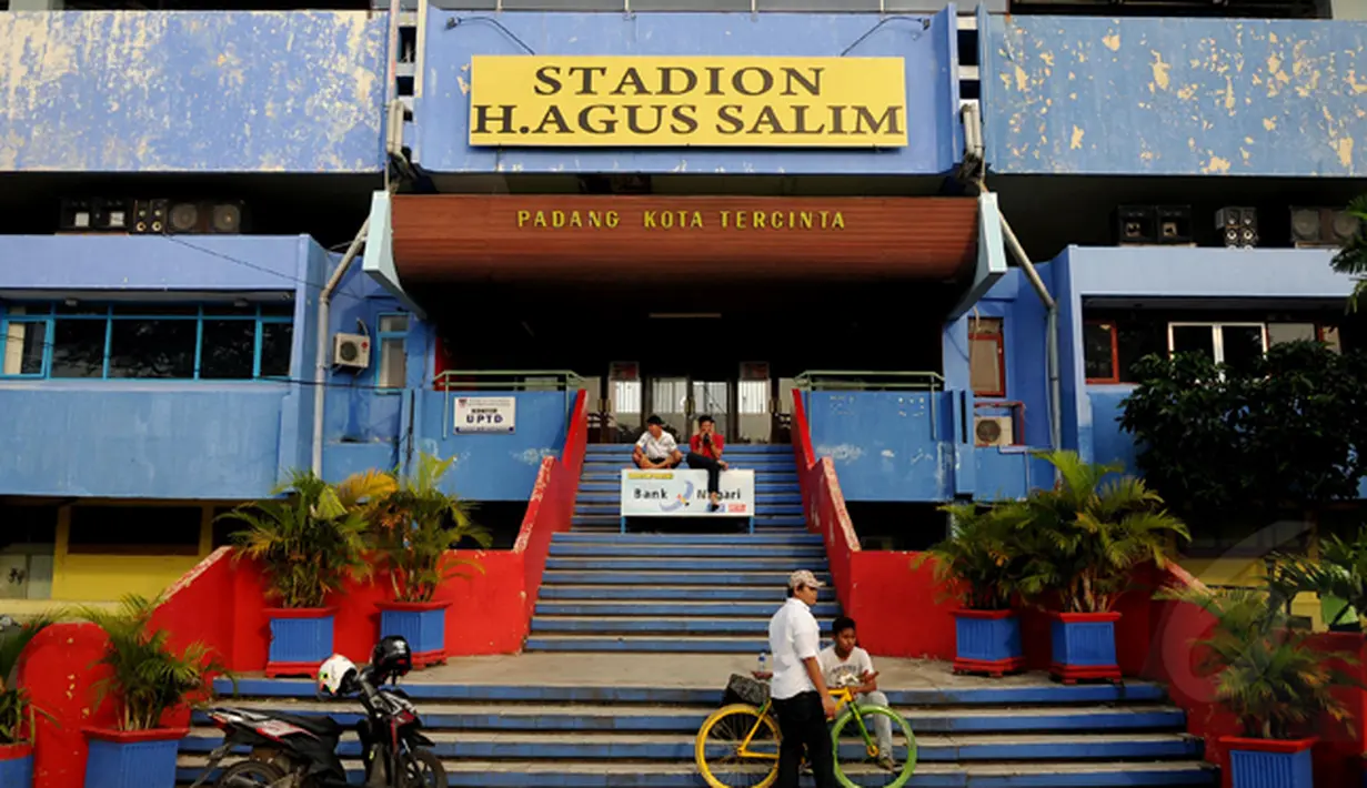 Stadion H Agus Salim Padang menjadi tempat berlangsungnya laga Surya Citra Media (SCM) Cup 2015 grup A. Foto diambil pada Jumat (16/1/2015). (Liputan6.com/Johan Tallo) 