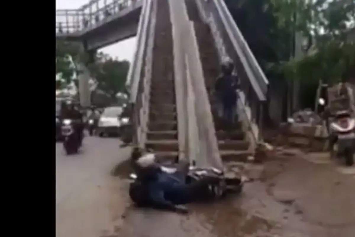 pemotor terjatuh saat hendak melewati jembatan penyebrangan