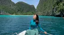 Menikmati segarnya udara di alam saat di atas kapal yang sedang menuju pulau Phiphi yang berada di Thailand. Bermain di pantai serasa bukan masalah bagi Karenina dan tidak takut hitam. (Liputan6.com/IG/karenina_sunny)