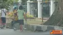 Citizen6, Bandung: Sekelompok anak-anak sedang berjualan cobek di sekitar lampu merah, Jl. Seram, Bandung