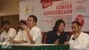 Dirut PPKGBK Winarto (tengah) memberikan keterangan pers terkait Pesta Rakyat Konser Kemerdekaan di kawasan Senayan, Jakarta, Senin (15/8). Konser Kemerdekaan ini merupakan bagian dari rangkaian perayaan HUT RI ke-71. (Liputan6.com/Herman Zakharia) 