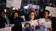 Para demonstran memegang foto dan spanduk yang mengecam pembunuhan jurnalis Al Jazeera dalam serangan Israel di Kota Gaza, selama aksi doa bersama di Ramallah, di Tepi Barat yang diduduki pada 11 Agustus 2025. (Zain JAAFAR/AFP)