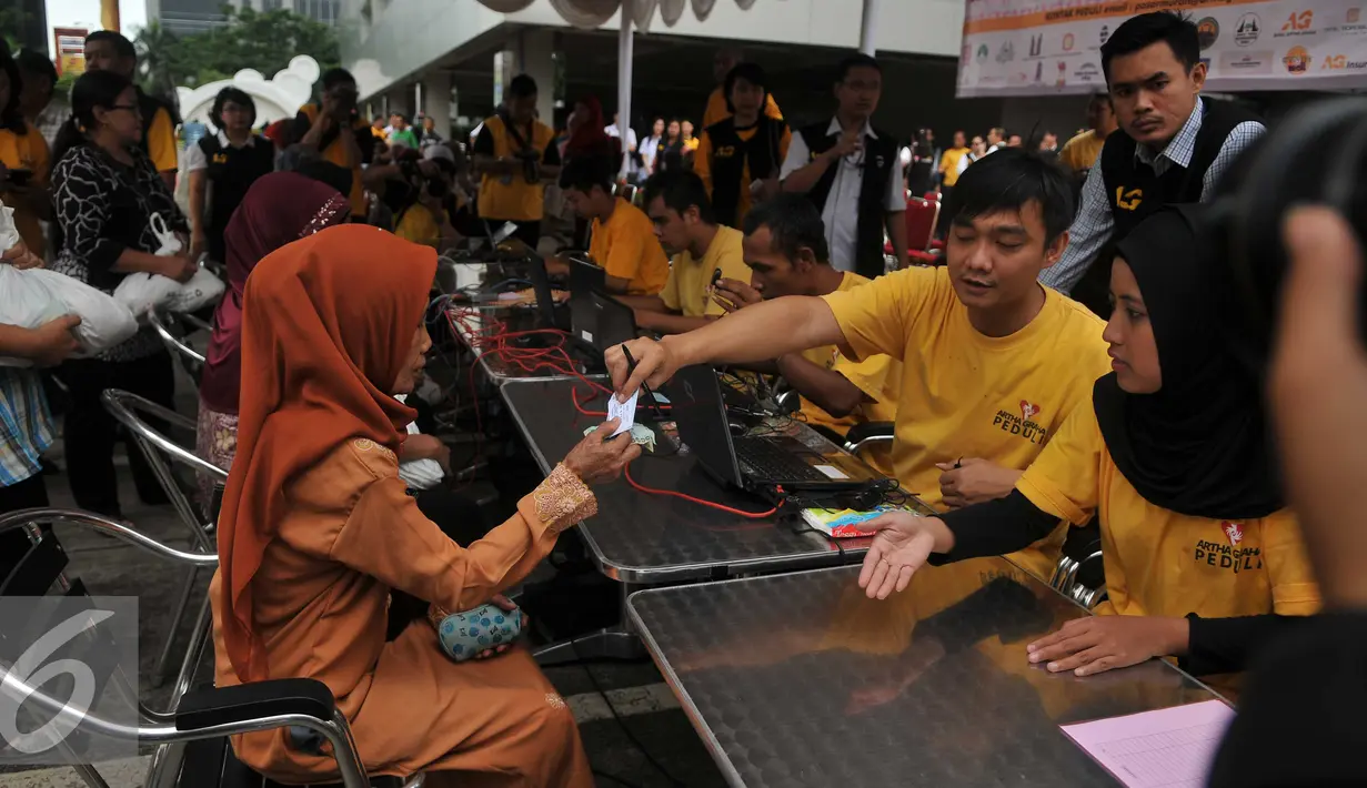 Sejumlah warga antre membeli sembako pada Pasar Murah Ramadan 2016 di kawasan SCBD, Jakarta, Selasa (31/5). Pasar Murah Ramadan 2016 yang diadakan oleh Artha Graha Peduli itu berlangsung dari 31 Mei hingga 5 Juli mendatang. (Liputan6.com/Gempur M Surya)
