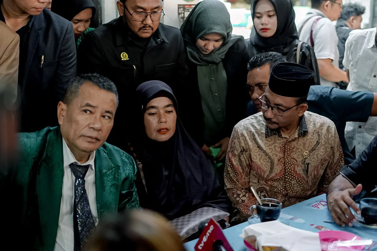 Ibunda Imam Masykur, Fauziah, ditemani kuasa hukumnya, Hotman Paris Hutapea saat menemui tiga prajurit TNI yang merupakan pembunuh anaknya, Selasa (6/9/2023).