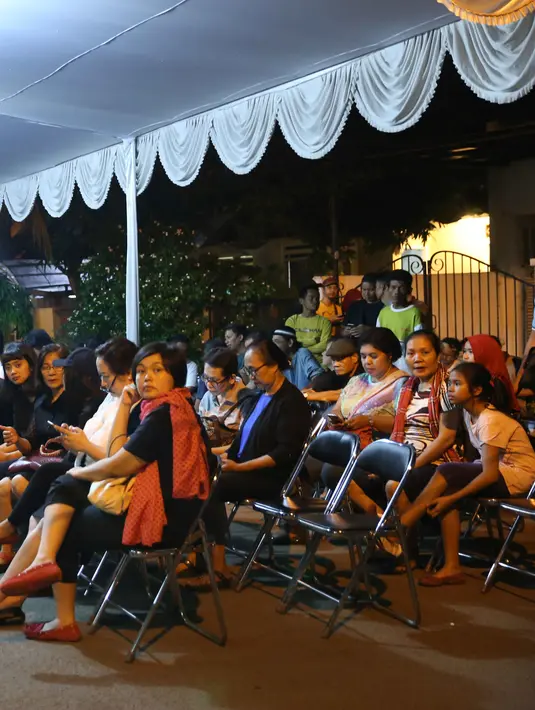 Sejumlah kerabat dan teman-teman tengah berkumpul di rumah duka Mike Mohede di Bintaro, Tangerang Selatan, Minggu 31/07/16. (Nurwahyunan/Bintang.com)