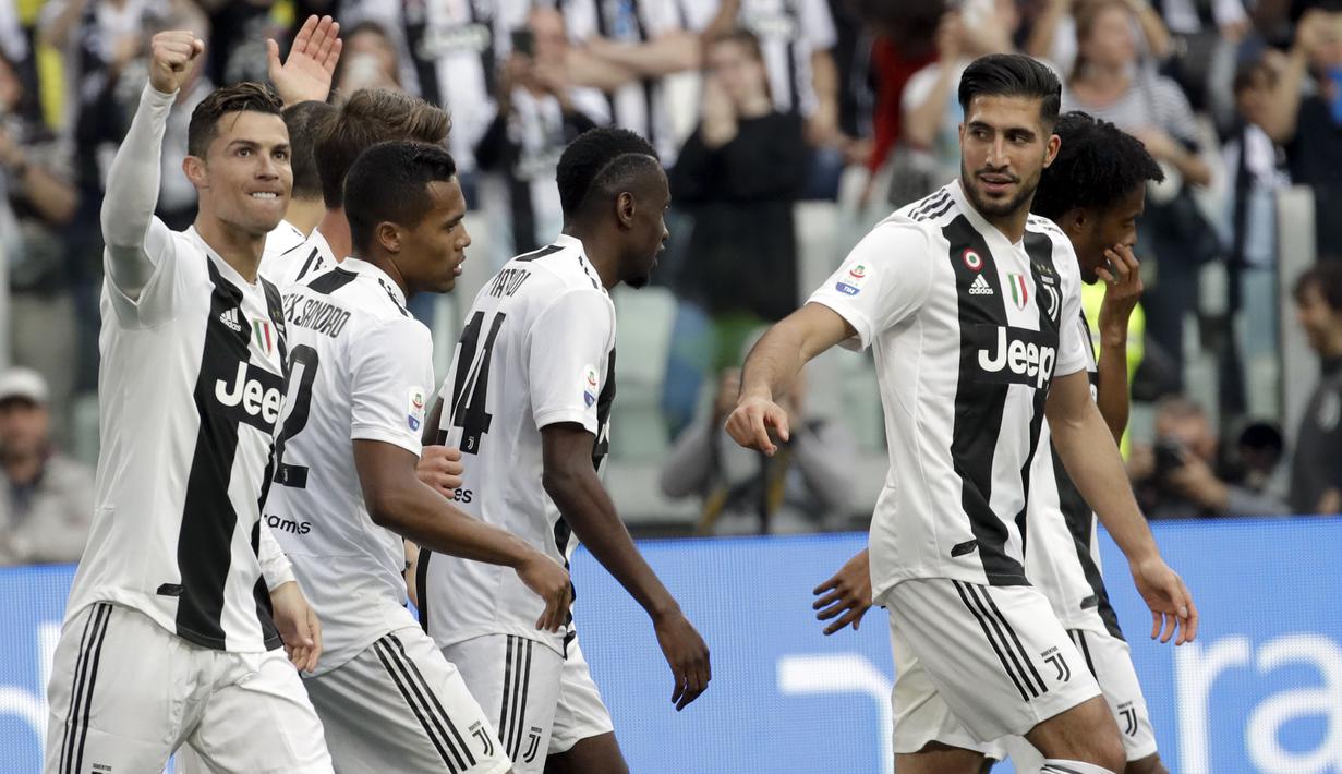 Para pemain Juventus merayakan gol yang dicetak ke gawang Fiorentina pada laga Serie A 2019 di Stadion Juventus, Sabtu (20/4). Juventus menang 2-1 atas Fiorentina. (AP/Luca Bruno)