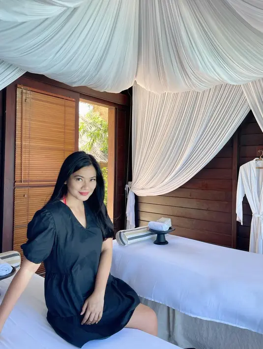 Menikmati kedamaian Bali, Titi Kamal kenakan mini dress hitam [@titi_kamal]]