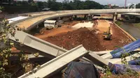 Sebuah truk proyek ditutup terpal biru akibat girder proyek pembangunan Jalan Tol Depok-Antasar di Jalan TB Simatupang, Jakarta ambruk, Selasa (2/1). Ambruknya girder tidak berpengaruh pada arus lalu lintas. (Liputan6.com/Immanuel Antonius)