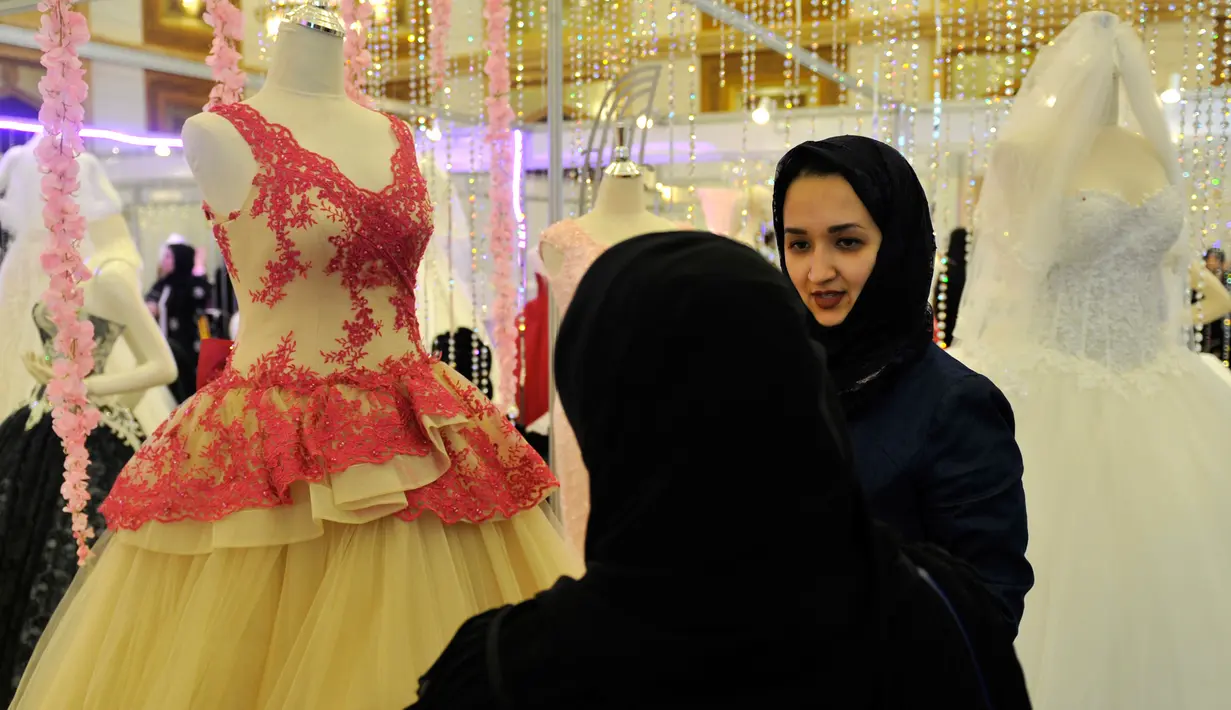 Pengunjung melihat gaun pengantin saat berada di pameran pernikahan di Kota Laut Merah, Jeddah, Arab Saudi (11/4). (AFP PHOTO/Amer HILABI)