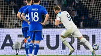 Striker Inggris Harry Kane menjebol gawang Italia di Kualifikasi Euro 2024 (AFP)