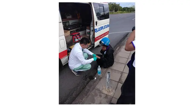 Bantu Korban Kecelakaan di Hari Pernikahan, Tim Paramedis Ini Viral