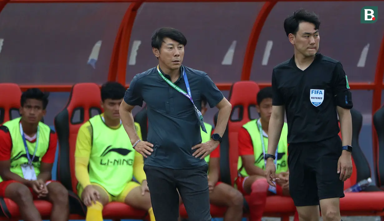 Sayang, reaksi STY seolah tak dianggap. Sementara itu, wasit cadangan berusaha menenangkan STY, dan meminta eks pelatih Timnas Korsel tersebut masuk ke area garis cadangan Timnas Indonesia. (Bola.com/Ikhwan Yanuar)