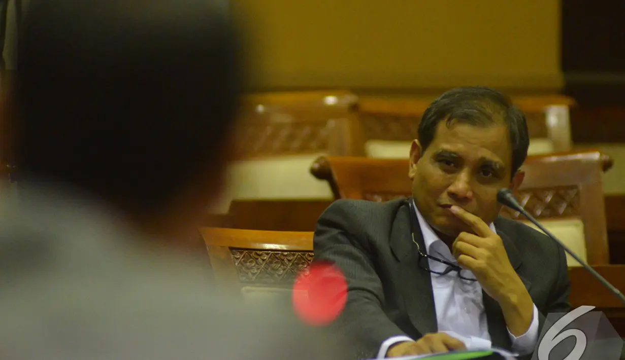 Robby Arya Brata memperhatikan keterangan yang disampaikan oleh Komisi III DPR saat uji kelayakan dan kepatutan calon pimpinan KPK di Gedung Parlemen, Senayan, Jakarta Kamis (4/12/2014). (Liputan6.com/Andrian M Tunay)