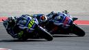 Dua pebalap Movistar Yamaha, Valentino Rossi (kiri) dan Jorge Lorenzo, bersaing ketat memperebutkan posisi kedua MotoGP San Marino di Sirkuit Misano, Minggu (11/9/2016). (AFP/Gabriel Bouys)