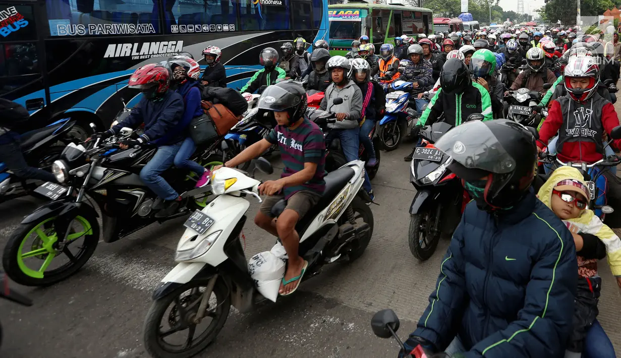 Sejumlah pemudik sepeda motor mendominasi jalur pantai utara (pantura) Cirebon, Jawa Barat, Kamis (22/6). Puncak arus mudik yang masuk ke wilayah Kabupaten Cirebon diprediksi akan terjadi mulai Jumat (23/6) malam. (Liputan6.com/Johan Tallo)