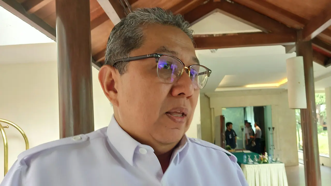 Direktur Jenderal Perkeretaapian Kementerian Perhubungan Risal Wasal di Hotel Borobudur, Jakarta, Rabu (22/11/2023). Risal mengatakan akan ada 16 trainset yang dioperasikan mulai 1 Desember 2023. (Arief/Liputan6.com)