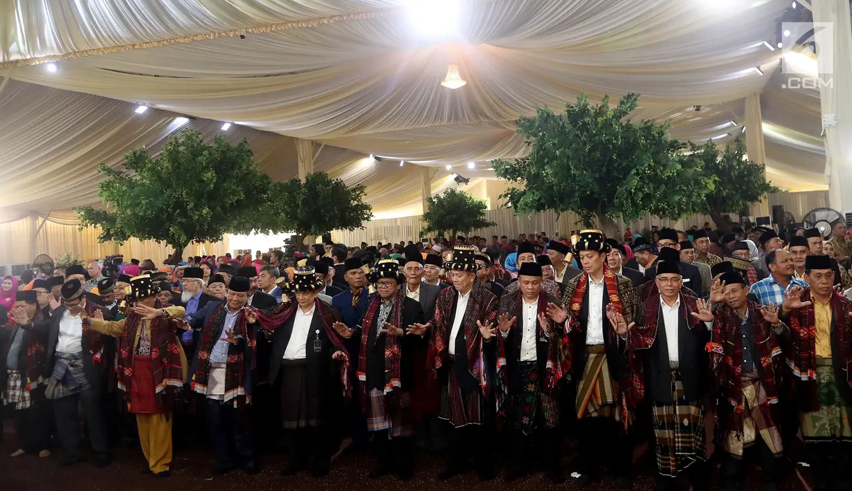 Sejumlah Raja Adat, tamu dan keluarga melakukan Manortor atau tari Tortor saat pesta adat pernikahan Kahiyang-Bobby di Medan, Jumat (24/11). Dalam Manortor itu turut ikut serta Ketua DPD Oesman Sapta Odang (OSO). (Liputan6.com/Pool/Media Center)