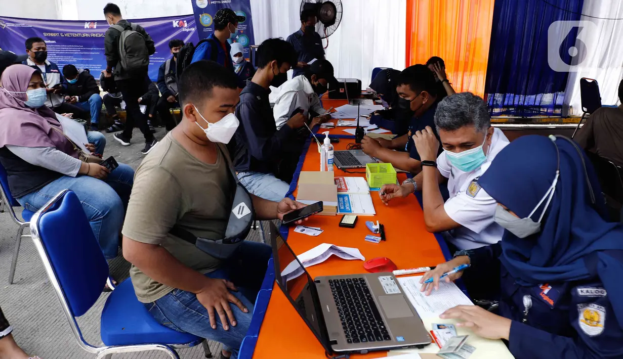 <p>Petugas mendata pengirim sepeda motor di Stasiun Kampung Bandan, Jakarta Utara, Selasa (26/4/2022). PT Kereta Api Indonesia (KAI) Logistik (Kalog) menyediakan 9.280 kuota pengiriman sepeda motor gratis selama arus mudik dan arus balik Lebaran 2022. (Liputan6.com/Herman Zakharia)</p>