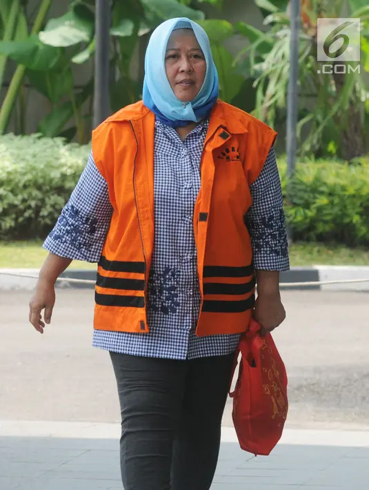 Panitera Pengadilan Negeri Tangerang Tuti Atika berjalan memasuki gedung KPK untuk menjalani pemeriksaan, Jakarta, Kamis (29/03). (Merdeka.com/Dwi Narwoko)