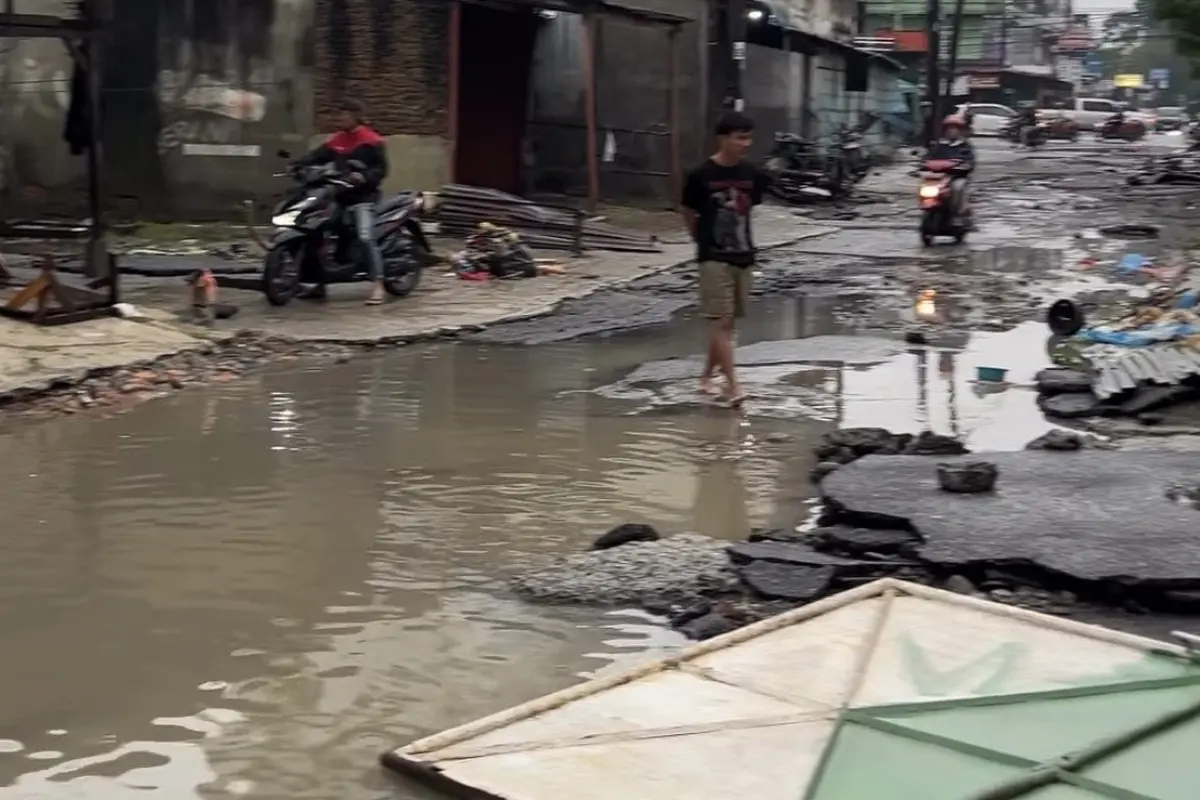 Banjir yang melanda sejumlah titik di Kota Medan dan Kabupaten Deli Serdang.