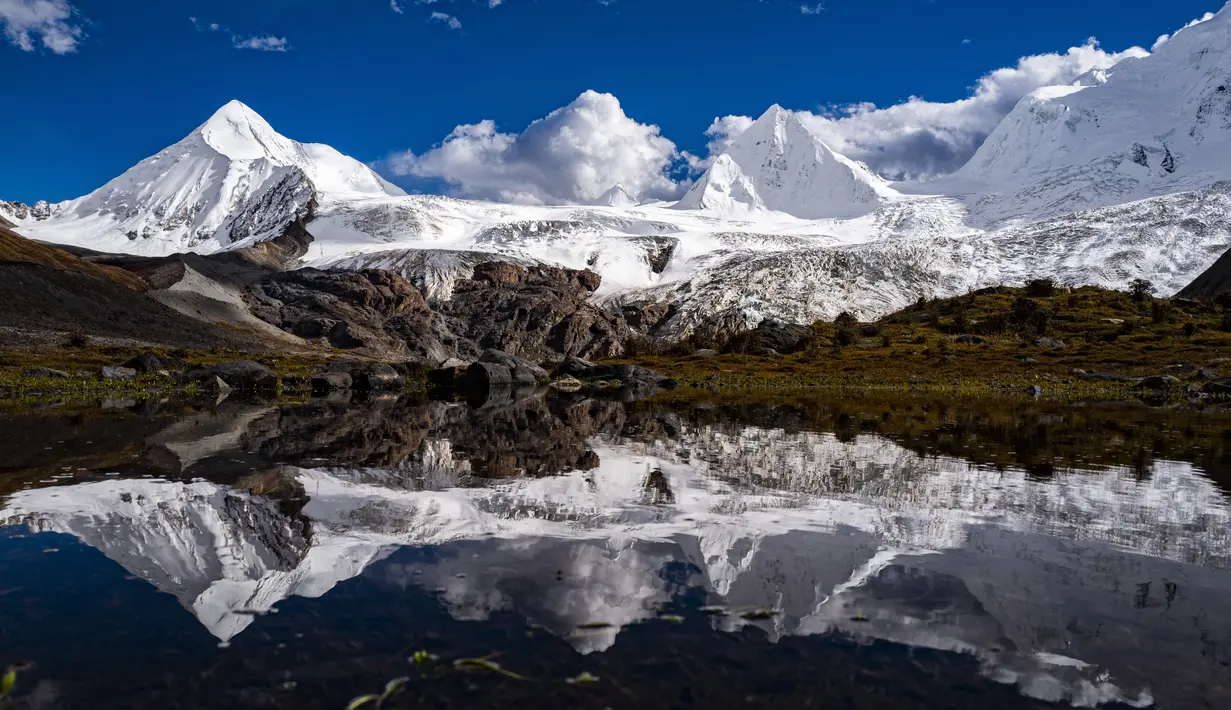 Pemandangan Gunung Sapukonglagabo di Wilayah Biru di Nagqu, Daerah Otonom Tibet, China barat daya (11/10/2020). Dengan membaiknya kondisi transportasi, semakin banyak wisatawan yang dapat mengakses Gunung Sapukonglagabo untuk menikmati pemandangan. (Xinhua/Purbu Zhaxi)