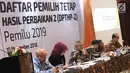 Ketua KPU Pusat, Arief Budiman (ketiga kiri) memimpin rapat pleno Rekapitulasi Daftar Pemilih Tetap Hasil Perbaikan (DPTHP) 2 di Jakarta, Kamis (15/11). Rapat dihadiri perwakilan pihak terkait Pileg dan Pilpres 2019. (Liputan6.com/Helmi Fithriansyah)