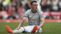 Phil Jones sudah lama tak terlihat di barisan belakang Manchester United sejak musim lalu. Dirinya memang pernah mengalami cidera panjang, namun saat ini Jones akan sulit mendapatkan tempat di MU karena kalah bersaing dengan bek-bek lain. (Foto: AFP/Paul Ellis)