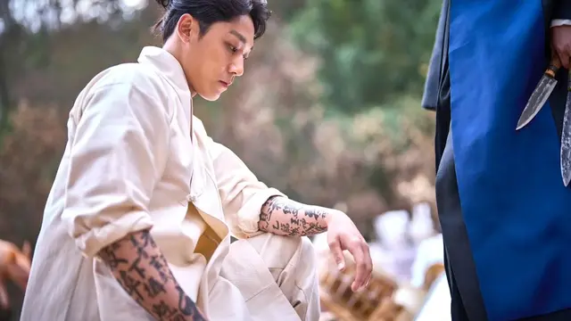 Lee Do Hyun dalam film Exhuma. [Foto: Instagram/showbox.movie]