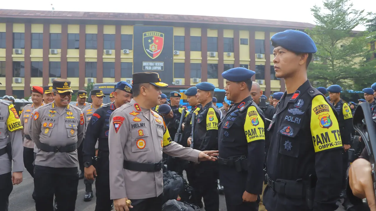 Kapolda Lampung, Irjen Pol Helmy Santika mengecek kesiapan pasukan pengamanan Pilkada serentak 20224. Foto : (Istimewa).