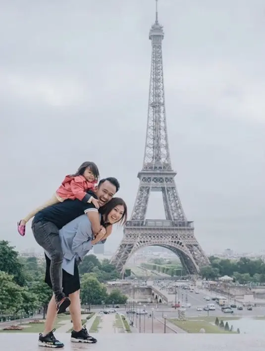 Setelah Ruben Onsu, kini giliran Sarwendah yang menggendong sang suami dan Thalia. "Dia wanita yang kuat," tulis Ruben sebagai keterangan foto. (Foto: instagram.com/ruben_onsu)