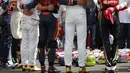 Para pebalap F1 meletakkan helm di tengah lingkaran saat mengheningkan cipta selama satu menit sebelum memulai balapan. (Reuters/Laszlo Balogh)