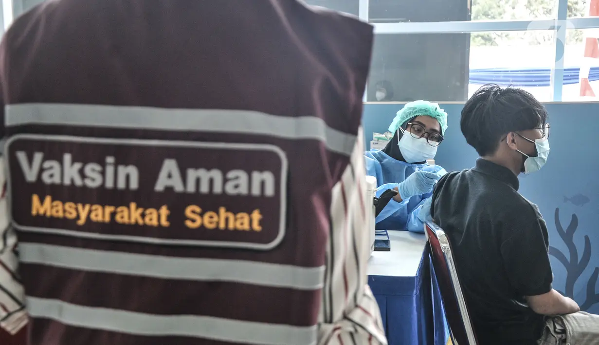 Warga menerima vaksinasi Covid-19 di Pasar Ikan Modern Muara Baru, Penjaringan, Jakarta, Kamis (5/8/2021). Vaksinasi massal yang menyasar masyarakat maritim atau kawasan pesisir ini menargetkan hingga 2.000 peserta tiap harinya. (merdeka.com/Iqbal S Nugroho)