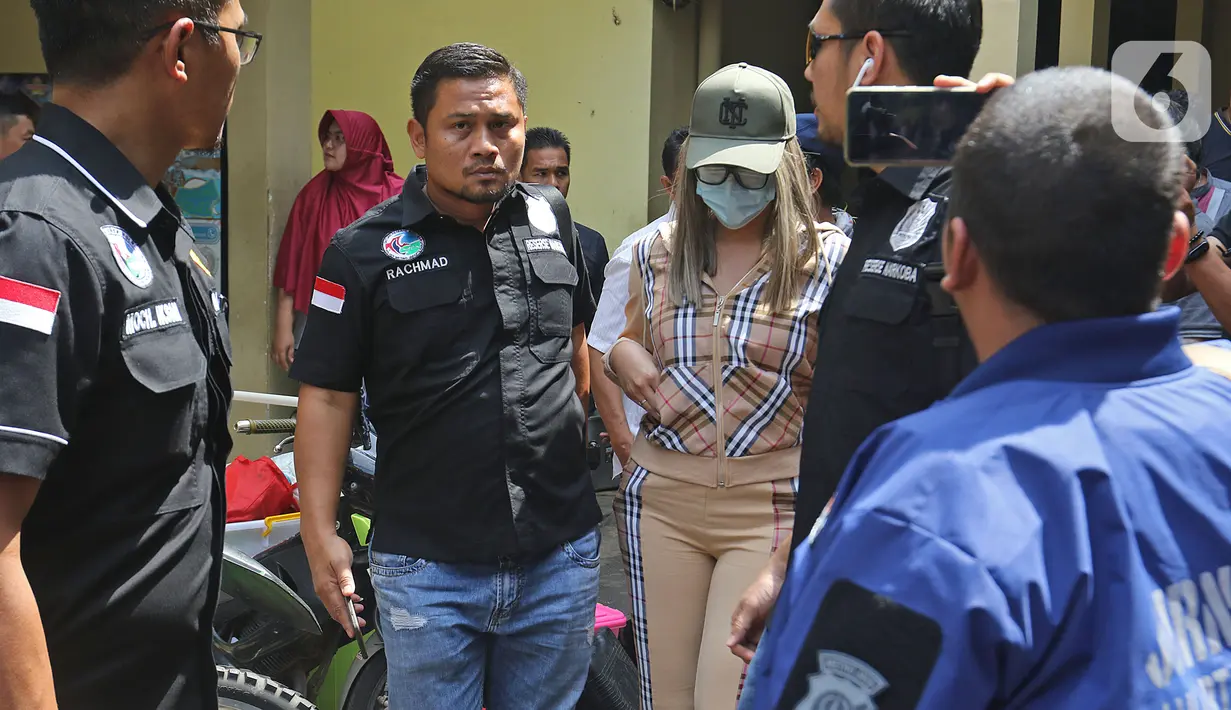 Tersangka Lucinta Luna dibawa petugas usai rilis kasus narkotika di Mapolres Jakarta Barat, Rabu (12/2/2020). Lucinta Luna ditetapkan sebagai tersangka kasus kepemilikan narkoba setelah positif mengonsumsi psikotropika seperti benzo dan ekstasi. (Liputan6.com/Herman Zakharia)