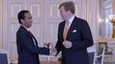 Presiden Joko Widodo berjabat tangan dengan Raja Belanda Willem-Alexander di Istana Noordeinde, Den Haag, Jumat (22/4). Pertemuan di Negeri Kincir Angin ini merupakan kunjungan resmi dengan misi ekonomi. (Foto: Laily Rachev/Setpres RI)