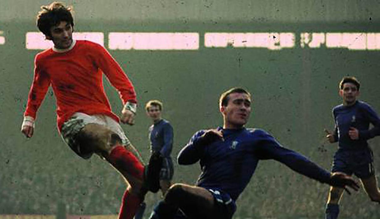 1. George Best, dirinya merupakan seorang legenda sepak bola asal Irlandia Utara. Parasnya yang tampan serta permainannyayang cepat serta piawai melewati lawan membuatnya menjadi idola bagi publik Old Trafford. (www.indepediente.ie)
