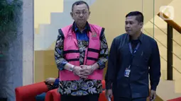 Mantan Direktur Utama PT Asuransi Jiwasraya Hendrisman Rahim meninggalkan gedung KPK usai pemeriksaan, Senin (20/1/2020). Hendrisman Rahim yang merupakan tahanan Kejaksaan Agung diperiksa di KPK untuk kasus dugaan korupsi pengelolaan keuangan dan dana investasi Jiwasraya. (merdeka.com/Dwi Narwoko)