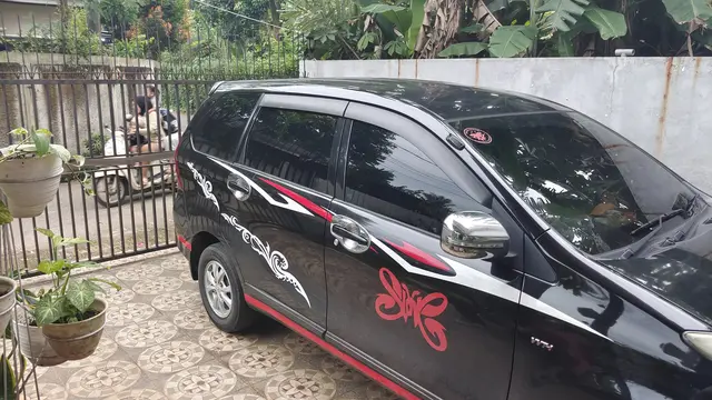 Salah satu kendaraan milik warga yang terparkir di garasi rumah terkait dengan Perda Garasi Kota Depok.