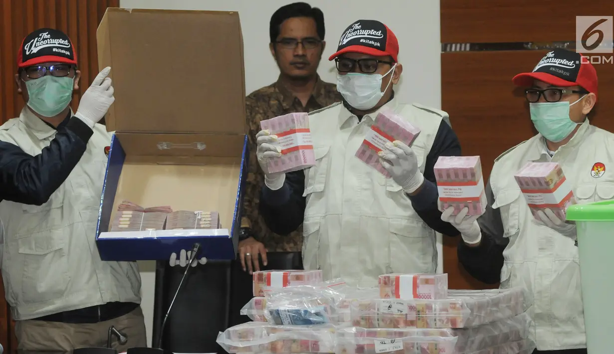 Penyidik menunjukkan barang bukti uang terkait Operasi Tangkap Tangan kasus korupsi pejabat pada Kementerian Pemuda dan Olahraga (Kemenpora) serta pengurus Komite Olahraga Nasional Indonesia (KONI) di Gedung KPK, Rabu (19/12). (Merdeka.com/Dwi Narwoko)