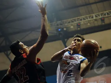 Pebasket Aspac Jakarta, Fandi Ramadhani (kiri) berusaha menghalangi gerakan pemain SM Britama, Hardianus di laga NBL Championship 2015 di Jakarta, Senin (4/5/2015). SM Britama unggul 59-53 atas Aspac Jakarta. (Liputan6.com/Helmi Fithriansyah)