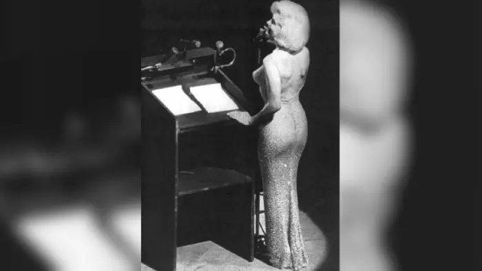 Marilyn Monroe menyanyikan lagu 'Happy Birthday' kepada Presiden ke-35 AS John F. Kennedy di Madison Square Garden, New York City (Wikipedia/Public Domain)