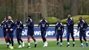Para pemain Prancis berlari saat sesi latihan sebagai bagian dari persiapan tim untuk pertandingan sepak bola persahabatan di Clairefontaine-en-Yvelines pada 18 Maret 2024. (FRANCK FIFE/AFP)
