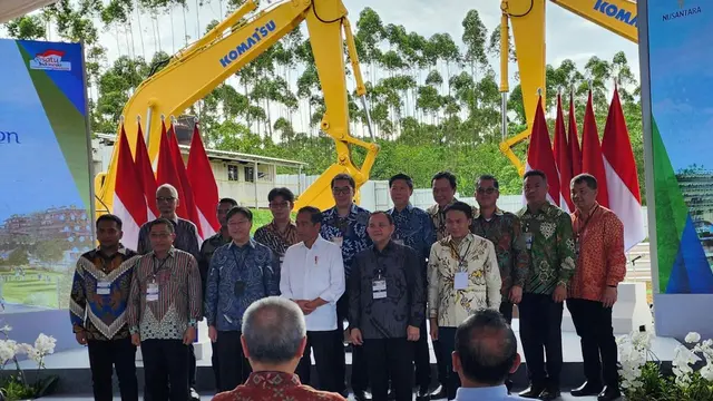 Presiden RI Joko Widodo bersama Direktur Astra Rudy (ketiga kiri) beserta Eksekutif Grup Astra usai acara Groundbreaking Astra Biz Center-IKN oleh Astra di Ibu Kota Nusantara pada Selasa, 4 Juni 2024. (Foto: Astra)